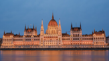 Fototapeta premium Explore the majestic Parliament building illuminated at twilight in Budapest, Hungary