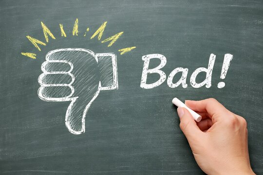 手書きのチョークで黒板に書かれた低評価を示すバッドサインとBadの文字