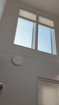 シェードの閉まる吹き抜け窓