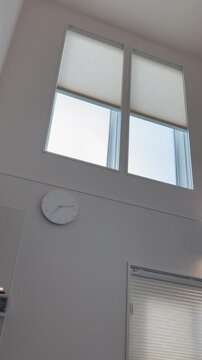 開く吹き抜け窓のシェード