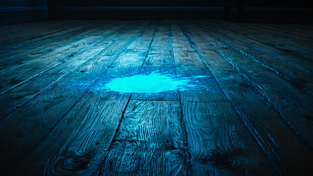 Tache de sang r&eacute;v&eacute;l&eacute;e par le luminol sur du parquet