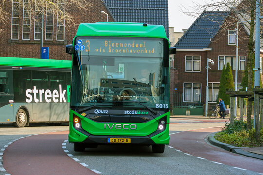 Iveco E-way electrical bus in Gouda in green Stadbuzz livery