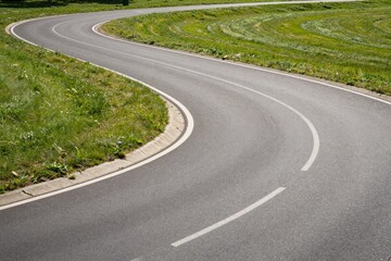 Obraz premium Scenic Curve Road Through Lush Green Landscape