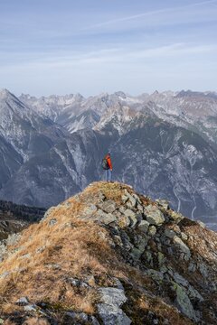 Mountaineers in front of a mountain panorama, view from the ridge of the Venet to mountains of the Parzinn group in the Lechtal Alps, in autumn, Venet crossing, &Ouml;tztal Alps, Tyrol, Austria