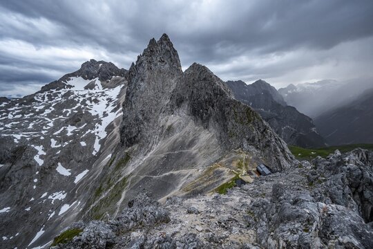 Mountains in dramatic clouds, view from the summit of the Westliche T&ouml;rlspitze, behind Partenkirchner Dreitorspitze, Wetterstein Mountains, Garmisch-Partenkirchen, Bavaria, Germany
