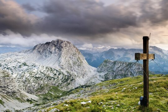 Summit cross of Fagstein with view of Kahlersberg, Hagengebirge, Berchtesgadener Alps, Berchtesgaden National Park, Sch&ouml;nau am K&ouml;nigssee, Berchtesgadener Land, Upper Bavaria, Bavaria, Germany