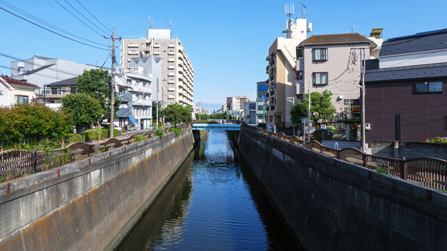 都会を流れる河川