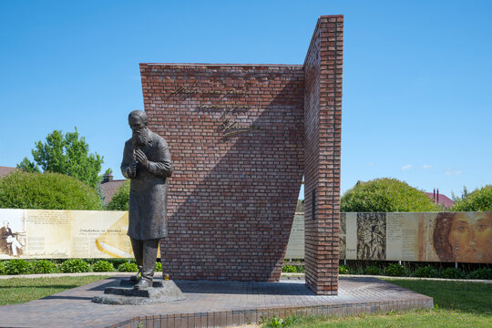 PERESLAVL-ZALESSKY, RUSSIA - MAY 23, 2026: Monument to the great Russian writer F. M. Dostoevsky. Pereslavl-Zalessky, Yaroslavl region. Golden Ring of Russia