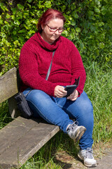 Obraz premium Woman sitting using smartphone for communication and connection