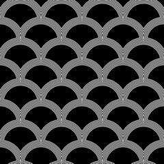 Obraz premium Fish scale wallpaper. Asian traditional ornament with repeated scallops. Repeated white curves on black background. Seamless surface pattern design with semicircles. Grid motif. Digital paper. Vector.