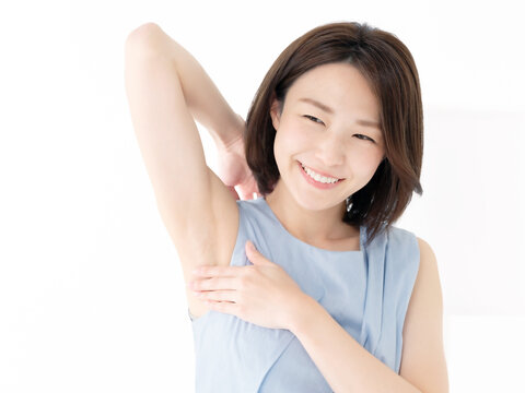 脇をチェックする笑顔の女性