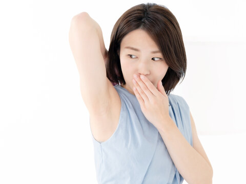 脇を見て驚く女性