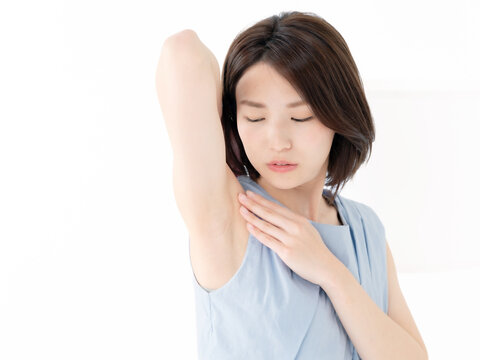 脇をチェックして悩む女性