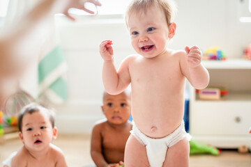 Happy babies playing together joyfully © Rawpixel.com
