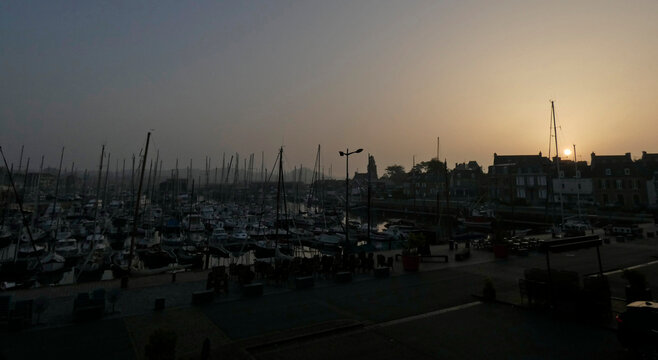 Randonn&eacute;e sur le GR34 en Bretagne (FRANCE), de SAINT-BRIEUC jusqu'&agrave; TREGUIER. 
Jour 5 : L&rsquo;&icirc;le de Br&eacute;hat.
Lever de soleil sur le port de Paimpol