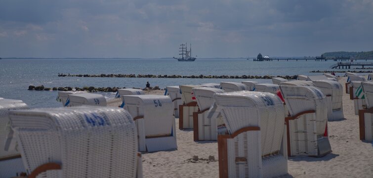 Ostseestrand mit Strandk&ouml;rben