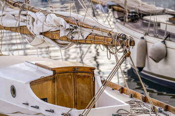 Bateaux à voile amarrés dans le Vieux-Port de Marseille © PPJ
