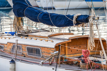 Voilier amarré dans le Vieux-Port de Marseille © PPJ
