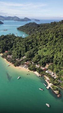 Speedboat Cruising Through Tropical Islands of Paraty Bay | Lancha Navegando Entre Ilhas Tropicais da Ba&iacute;a de Paraty