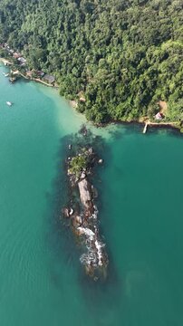 Speedboat Cruising Through Tropical Islands of Paraty Bay | Lancha Navegando Entre Ilhas Tropicais da Ba&iacute;a de Paraty