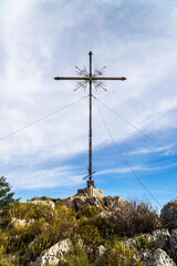 Obraz premium Panoramic view to the mountains with a cross on the peak, in Montgo, Dénia, Comunidad Valenciana, Spain. 