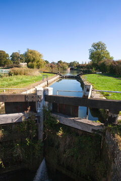 The famous Caen Hill lock flight on the Kennett and Avon Canal, Wiltshire, UK