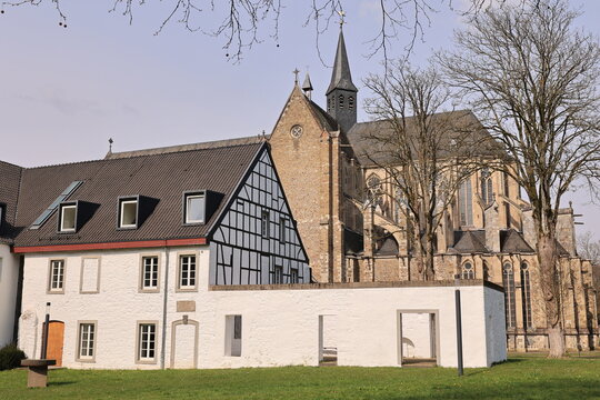 Blick auf die Klosterkirche der ehemaligen Zisterzienserabtei Altenberg in der Gemeinde Odenthal in Nordrhein-Westfalen	