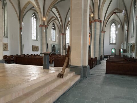 Blick in die St. Vincenz Kirche im Zentrum der Stadt Menden im Sauerland	