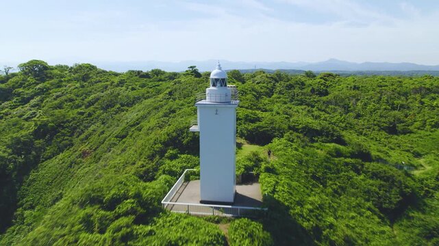 加佐の岬灯台の頂部付近をドローンで至近距離空撮 通過・旋回 / Close-up aerial drone flying past and orbiting the top of Cape Kasa Lighthouse, Ishikawa