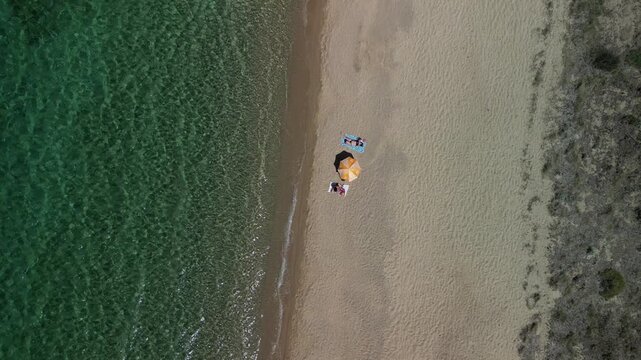 Sardynia - Włochy
Plaża La Sciumara w okolicach Palau. Nagrana dronem, piękny kolor wody, złoty piasek, g&oacute;ry i wyspy, raj na ziemi idealny na wypoczynek. Film z drona