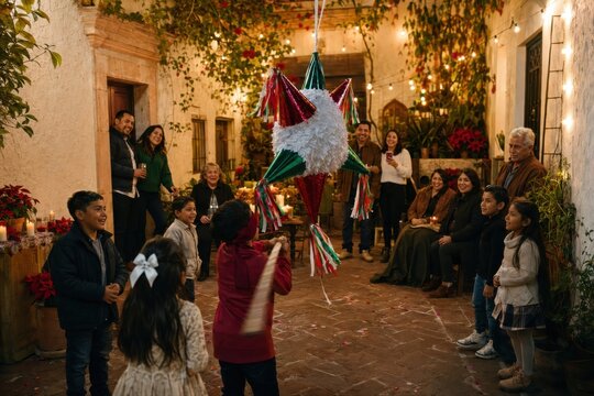 Kinder schlagen eine traditionelle Pi&ntilde;ata w&auml;hrend einer mexikanischen Weihnachtsfeier im festlich dekorierten Innenhof