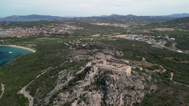 Sardynia - Włochy
Fortezza di Monte Altura forteca starożytna na szczycie g&oacute;ry. Ładne ujęcie nagrane dronem z pięknymi widokami na fortece, morze, g&oacute;ry