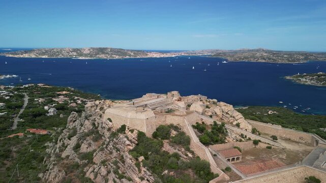 Sardynia - Włochy
Fortezza di Monte Altura forteca starożytna na szczycie g&oacute;ry. Ładne ujęcie nagrane dronem z pięknymi widokami na fortece, morze, g&oacute;ry