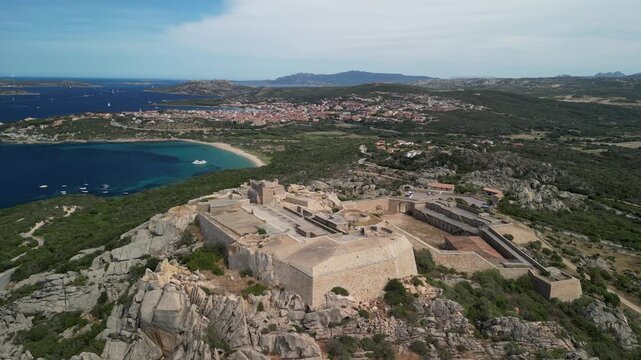 Sardynia - Włochy
Fortezza di Monte Altura forteca starożytna na szczycie g&oacute;ry. Ładne ujęcie nagrane dronem z pięknymi widokami na fortece, morze, g&oacute;ry