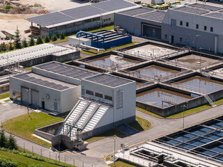 Fototapeta premium Aerial view of a wastewater treatment facility showing settling tanks and filtration systems for urban water management.