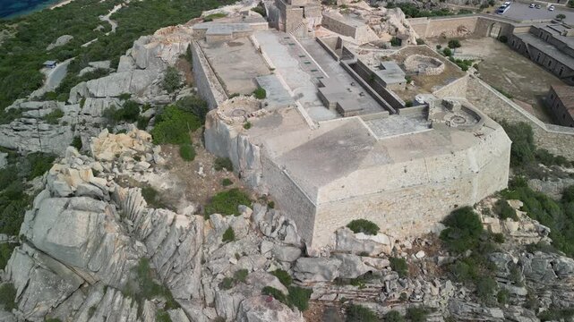 Sardynia - Włochy
Fortezza di Monte Altura forteca starożytna na szczycie g&oacute;ry. Ładne ujęcie nagrane dronem z pięknymi widokami na fortece, morze, g&oacute;ry