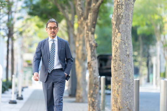 ビジネス　男性　歩く