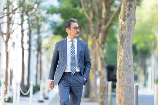 ビジネス　男性　歩く