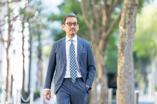 ビジネス　男性　歩く