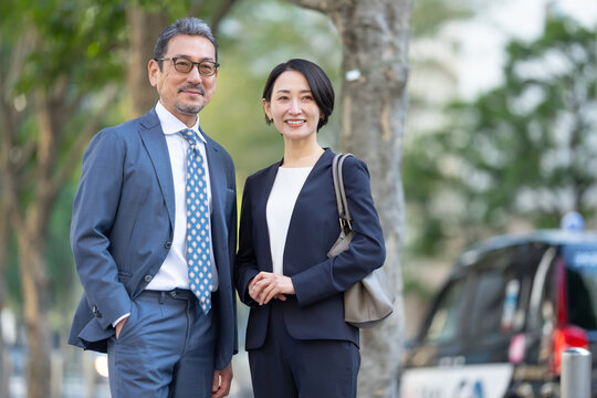 ビジネス　男性　女性　タクシー