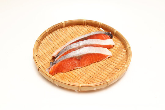 笊にのせた塩鮭の切り身