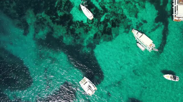 Wyspa Spargi - Sardynia - Włochy
Piękna plaża Corsara filmowana dronem z powietrza. Złoty piasek, błekitna woda, piękne plaże, raj.