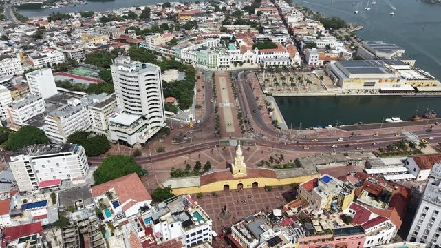 Cartagena: Centro Hist&oacute;rico, Bah&iacute;a y Entrada a Bocagrande | Aerial View of the Historic Center, Bay and Bocagrande Entrance, Colombia.
