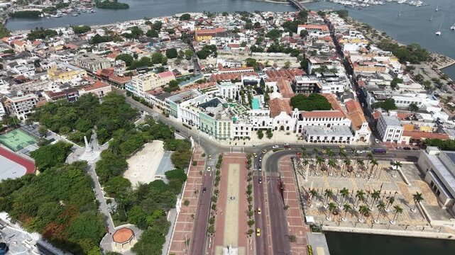 Cartagena: Centro Hist&oacute;rico, Bah&iacute;a y Entrada a Bocagrande | Aerial View of the Historic Center, Bay and Bocagrande Entrance, Colombia.