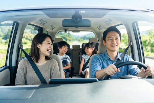笑顔でドライブ旅行を楽しむ4人家族 Generative AI