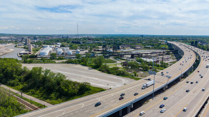 Obraz premium Aerial shot of cars driving on the highway in downtown Cleveland Ohio USA