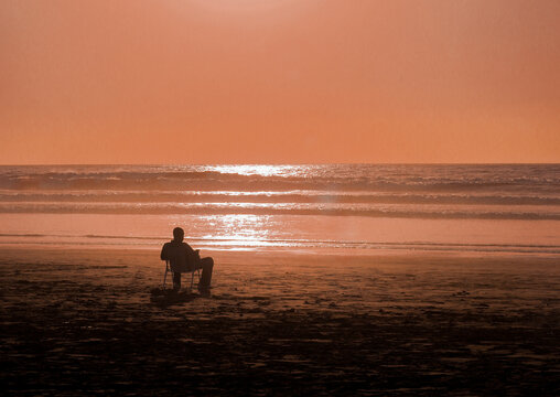 Coucher de soleil sur la plage d'Agadir, Maroc.