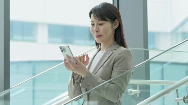 携帯を見て微笑む女性