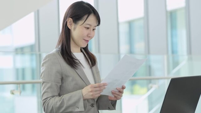 資料を見ながら悩む女性