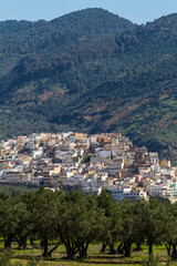 Obraz premium Hilltop Town Below Lush Green Mountains Morocco